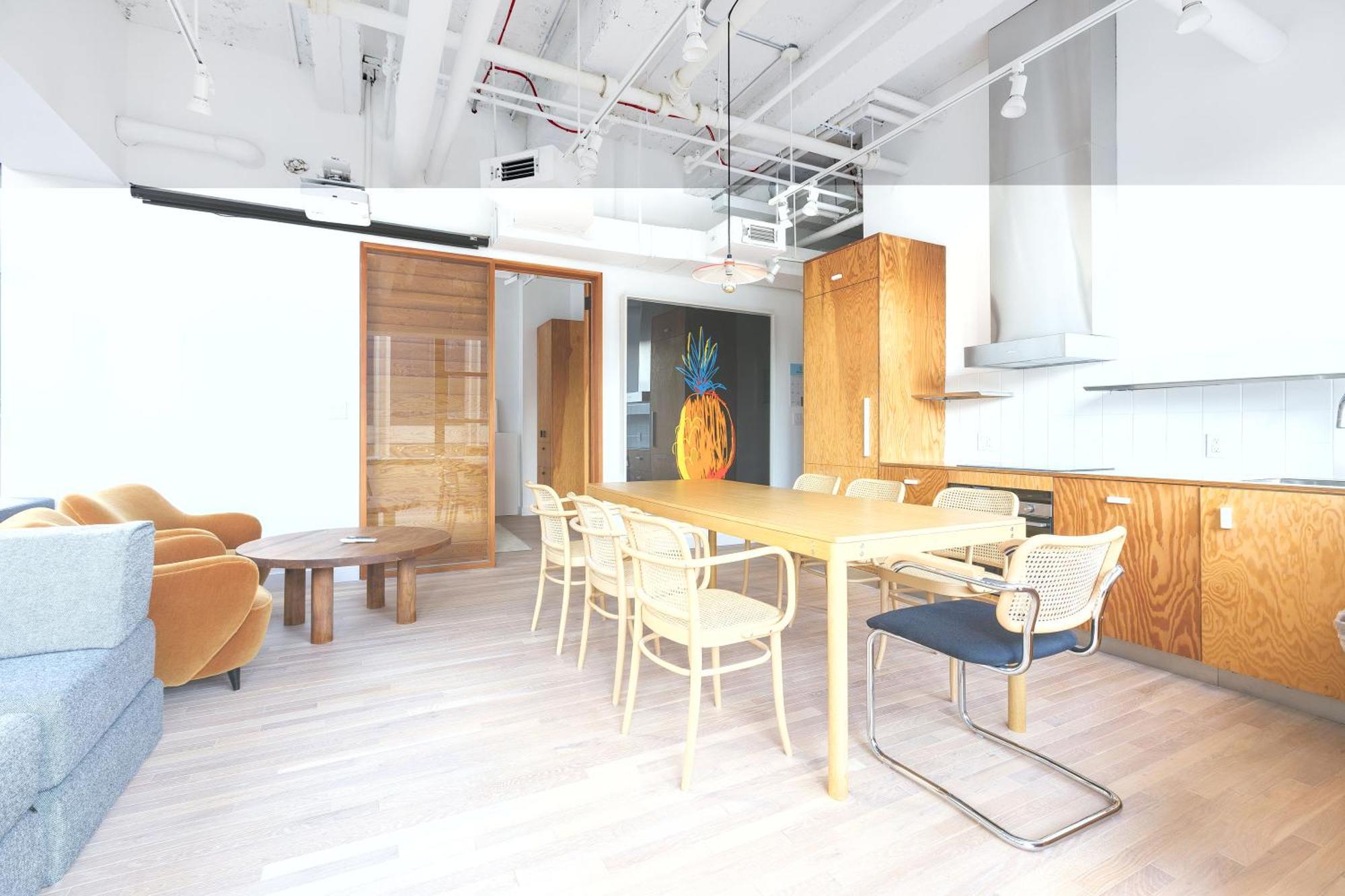 Placemakr Street Apartahotel 4*